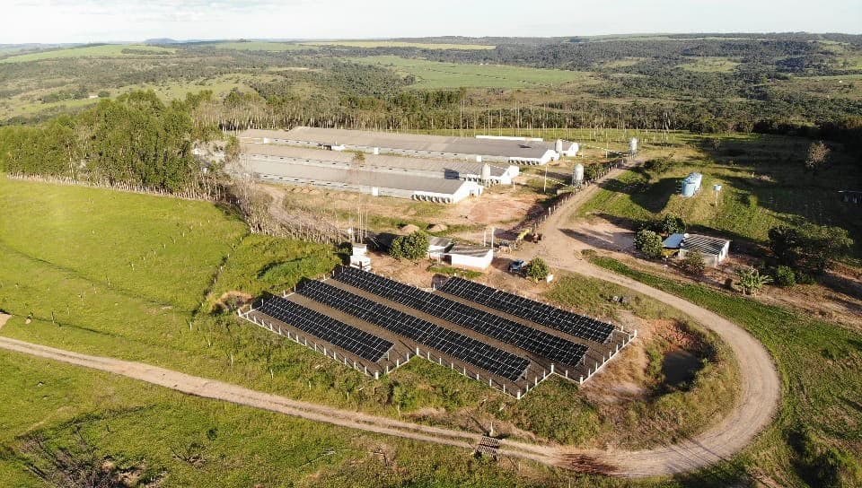 Usina solar em fazenda, vista aérea