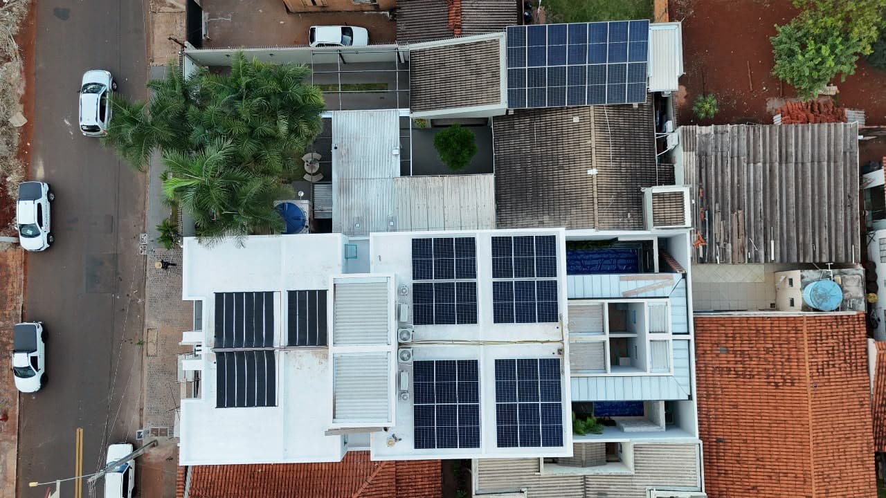 Sistema solar em telhado residencial