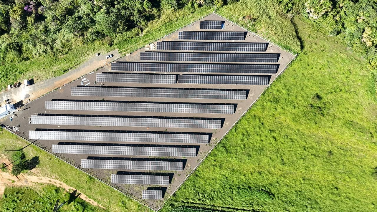 Usina solar de grande porte em encosta