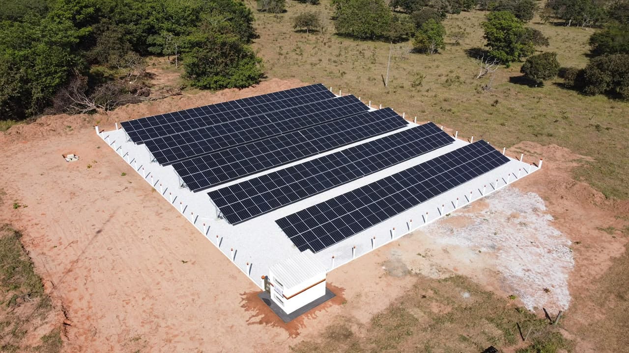 Usina solar de solo recém-instalada